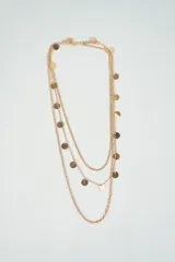 Collar dorado de tres hilos con dijes redondos.