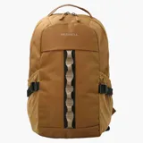 Mochila Merrell de 25 litros, color tostado, con diseño funcional y resistente. Cuenta con un compartimento principal con cierre, una cinta frontal decorativa y utilitaria, bolsillos laterales de malla con correas de ajuste y correas de hombro acolchadas.