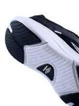 Championes de running Umbro modelo Icon, color azul con detalles en naranja y suela blanca. Presentan una combinación de malla transpirable y refuerzos sintéticos, con el logo de la marca en el lateral.