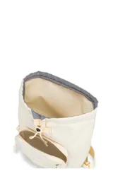 Mochila mini JanSport Highlands, color rosa pálido, con asa superior, bolsillo frontal con cierre y logo de la marca en el frente.