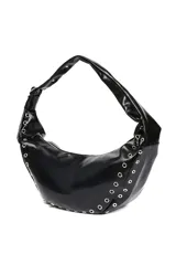 Cartera negra en forma de media luna, con cierre superior y ojales metálicos plateados en el borde.