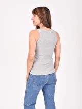 Musculosa blanca de tejido acanalado, con cuello redondo y sisas amplias.