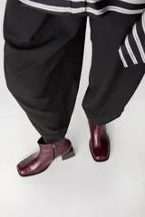 Bota corta de cuero negro con punta cuadrada y taco bloque de altura media.