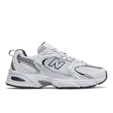 Championes New Balance 530, color blanco con detalles en plateado y azul marino.