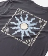 Remera de algodón con efecto desteñido, cuello redondo y manga corta. Presenta un estampado gráfico en la espalda con un sol estilizado y lettering decorativo.