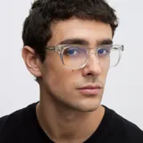 Lentes blueblocker con armazón cuadrado de diseño transparente. Cuentan con protección contra luz azul y rayos UV400, ideales para el uso prolongado de dispositivos digitales.