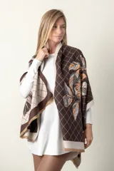 Pashmina rectangular grande color negro con estampado de rombos y hojas color marrón.
