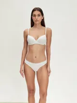 Soutien con aro color gris claro con textura y detalles de encaje.