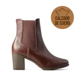 Bota tipo chelsea de cuero vacuno color marrón, con paneles elásticos laterales y taco cuadrado de altura media con acabado texturizado.