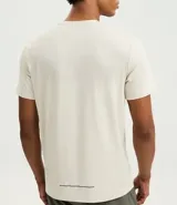Remera deportiva de hombre con tecnología Dry, confeccionada en poliamida y elastano. Presenta un diseño de corte regular, cuello redondo, manga corta y estampa lettering pequeña en el pecho con la frase Seeking my highs.