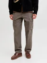 Pantalón cargo color marrón grisáceo, de corte recto, con bolsillos laterales con solapa y costuras decorativas en contraste de color blanco.
