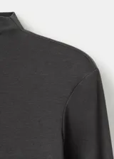 Camiseta gris de manga larga y cuello redondo, con diseño ajustado al cuerpo.