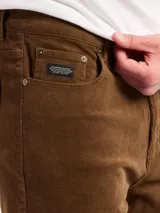 Pantalón de pana de corte recto, con bolsillos traseros y cierre de botón y cremallera.
