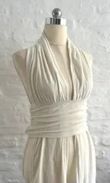 Top blanco con escote halter y espalda descubierta.