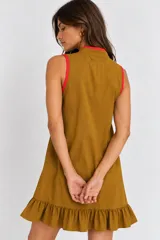 Vestido corto sin mangas color camel, con cuello mao, detalles de alamares rojos, ribetes a contratono y volado en el ruedo.