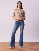 Camisa de gasa estampada, marca Zac & Rachel. Cuello a la base, escote en V y abertura central con botones. Delantera con bolsillo aplicado. Largo de manga regulable con presilla y botón. Terminación opcional de nudo en ruedo.