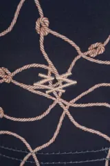 Short de baño azul marino con estampado de cuerdas entrelazadas en tonos beige, cintura elástica con cordón ajustable y bolsillos laterales.