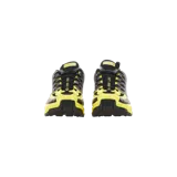 Championes de colaboración MM6 Maison Margiela x Salomon modelo ACS Pro, diseño técnico en tonos amarillo, negro y gris, con suela robusta y sistema de ajuste rápido.