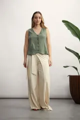 Chaleco de lino color verde oscuro, con escote en V, cierre frontal con botones y corte recto.