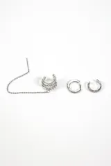 Set de tres caravanas plateadas con incrustaciones de strass. Incluye un aro con forma de C con cadena y piercing, un aro de argolla y un aro con forma de C.