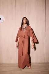 Vestido largo marrón tipo kimono en crepé texturado, con mangas amplias abiertas y tiras ajustables para atar en la cintura.