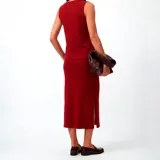 Pollera midi de corte recto y tiro alto, con tajo lateral pronunciado.