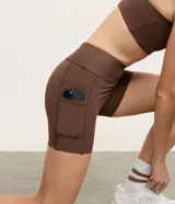 Bermuda deportiva tipo biker de la marca Get Over, confeccionada en microfibra de poliamida y elastano. Presenta una cintura ancha de tiro alto que brinda soporte y ajuste, costuras reforzadas y un práctico bolsillo lateral.