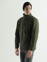 Campera azul marino de poliéster, tipo softshell, con cuello alto y cierre frontal. Cuenta con bolsillos laterales con cierre y un bolsillo vertical en el pecho. No tiene capucha.