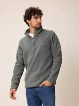 Sweater de polar con cuello alto y cierre frontal parcial, de manga larga y diseño liso. Cuenta con un pequeño logo bordado en el pecho.