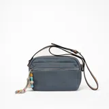 Bandolera azul con correa larga regulable de cuero sintético marrón y charm colgante de cuentas de colores.