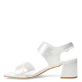 Sandalias de tacón ancho con diseño de punta cuadrada y textura tipo reptil. Presentan una tira delantera y una tira en el tobillo con cierre de hebilla metálica.