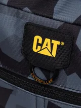 Bolso tipo bandolera Caterpillar modelo Ryan Shoulder Bag, con estampado geométrico en tonos grises y negros, correa ajustable y logo bordado de la marca en el frente.