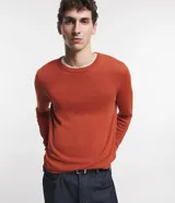 Suéter masculino de cuello redondo y manga larga, confeccionado en tejido de punto liso. Presenta un diseño básico y versátil, ideal para uso diario.
