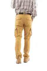 Pantalón cargo de gabardina color mostaza, con corte recto, bolsillos laterales con solapa y cierre frontal con botón y cremallera.