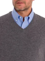 Sweater de punto con cuello en V y manga larga, confeccionado en una mezcla de lana extra fina y cashmere. Presenta un diseño clásico de calce regular con acabado texturizado.