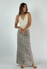 Pollera larga de jean con estampado animal print en tonos beige y marrón.