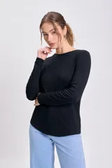 Remera básica de manga larga, color negro, con escote barco y calce al cuerpo.