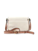 Cartera bandolera de cuero graneado en color off-white con detalles en marrón tostado, solapa frontal con cierre de hebilla metálica dorada y broche a presión.
