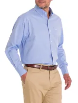Camisa de vestir de manga larga color celeste RKF, con cuello abotonado, cierre frontal de botones y un bolsillo en el pecho con el logo bordado.