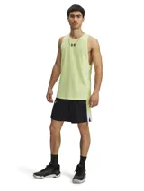 Short deportivo Under Armour, modelo Zone 7, de color negro con paneles laterales en amarillo neón y blanco. Cuenta con cintura elástica con cordón, bolsillos laterales y aberturas en el bajo.