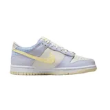 Championes Nike Dunk Low SE modelo Easter, con diseño en tonos pastel que combina paneles de cuero en lila y crema, con detalles de estampado de cuadros vichy en el talón y un swoosh lateral en amarillo pálido. Presenta suela de goma en tono crema.