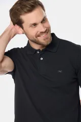 Remera polo azul con cuello en rib y botones personalizados.