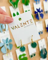 Aros pequeños dorados con dije circular verde esmeralda con borde de strass.