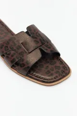 Sandalias bajas plateadas con capellada entrelazada.