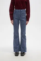 Pantalon de corte flare y tiro alto, con diseño de rayas verticales en tonos azul y negro. Confeccionado en tejido de algodón con elastano.
