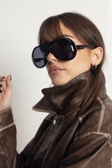 Lentes de sol estilo aviador con armazón de policarbonato en tono ámbar translúcido y cristales degradados en tonos marrones. Cuentan con protección UV400.