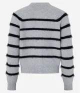Cardigan corto de punto fino color gris con rayas horizontales negras, cuello redondo, manga larga y abotonado delantero.