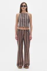 Pantalón de jean corte flare, tiro medio, con rayas verticales color marrón y negro.