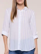 Camisa de calce holgado en género liviano con estampado a rayas verticales, cuello camisero clásico y abotonadura frontal a tono. Presenta mangas largas regulables con presilla y botón para ajustar a tres cuartos, espalda con canesú y suave pliegue central, y ruedo curvo estilo camisero.