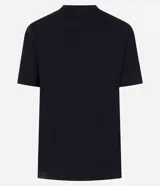 Remera de algodón color negro con cuello redondo y mangas cortas. Presenta una estampa frontal abstracta con líneas onduladas en tonos claros.